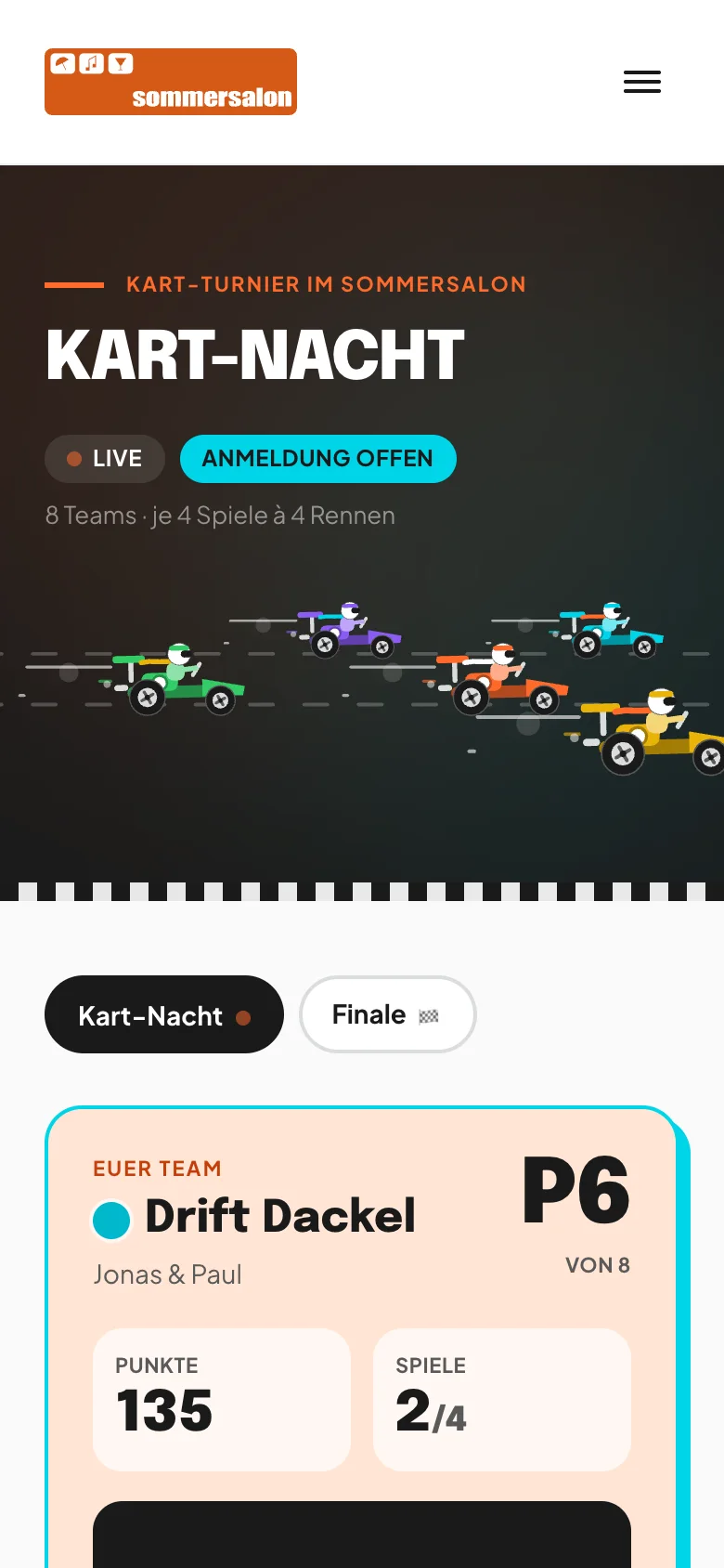 Gästeseite am Handy: dunkler Kopfbereich mit dem Titel Kart-Nacht, den Badges Live und Anmeldung offen und einem Streifen mit fünf fahrenden Karts über einer Zielflaggen-Linie