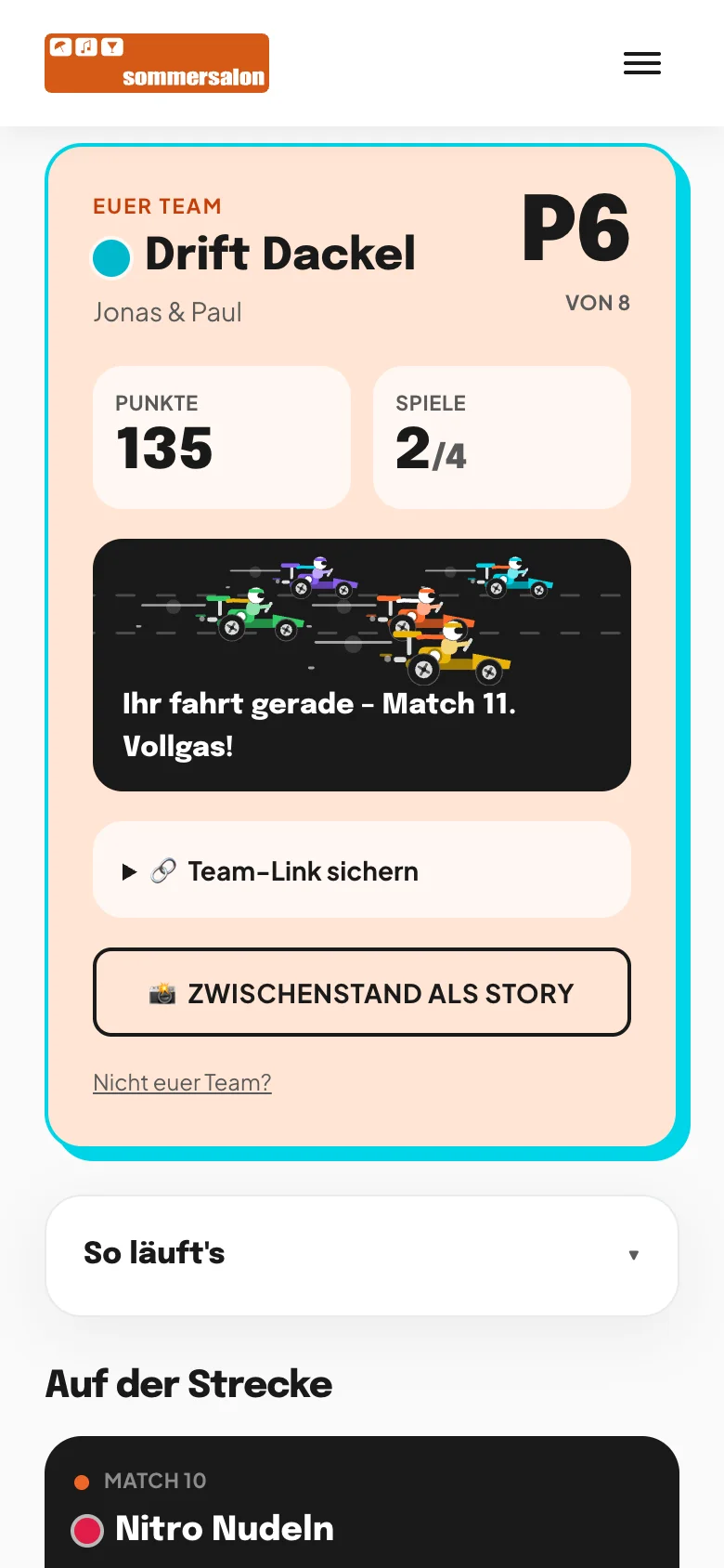 Karte Euer Team in Pfirsich mit Cyan-Rand: Drift Dackel auf Platz P6 von 8, 135 Punkte, 2 von 4 Spielen, darunter eine dunkle Fläche mit fahrenden Karts und dem Satz Ihr fahrt gerade – Match 11. Vollgas!