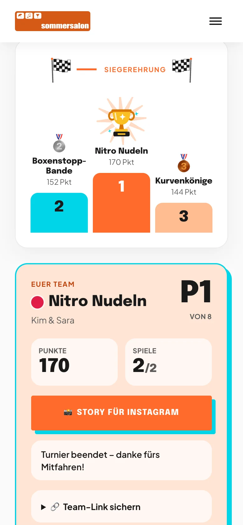 Gästeseite nach Turnierende: Podest mit Pokal über Platz 1 Nitro Nudeln, links Boxenstopp-Bande auf Platz 2, rechts Kurvenkönige auf Platz 3, darunter die Team-Karte mit P1 und dem Button Story für Instagram