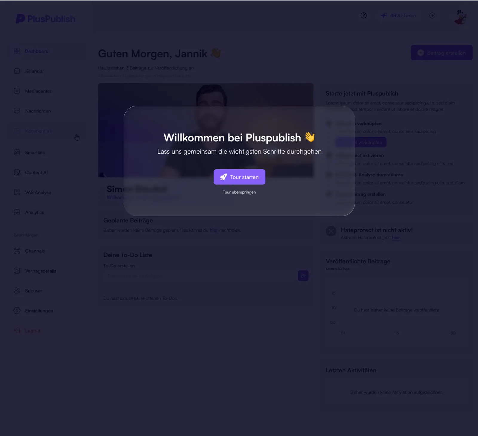 Abgedunkeltes Dashboard mit einem zentrierten Dialog: Willkommen bei Pluspublish, darunter der Button Tour starten und der Link Tour überspringen