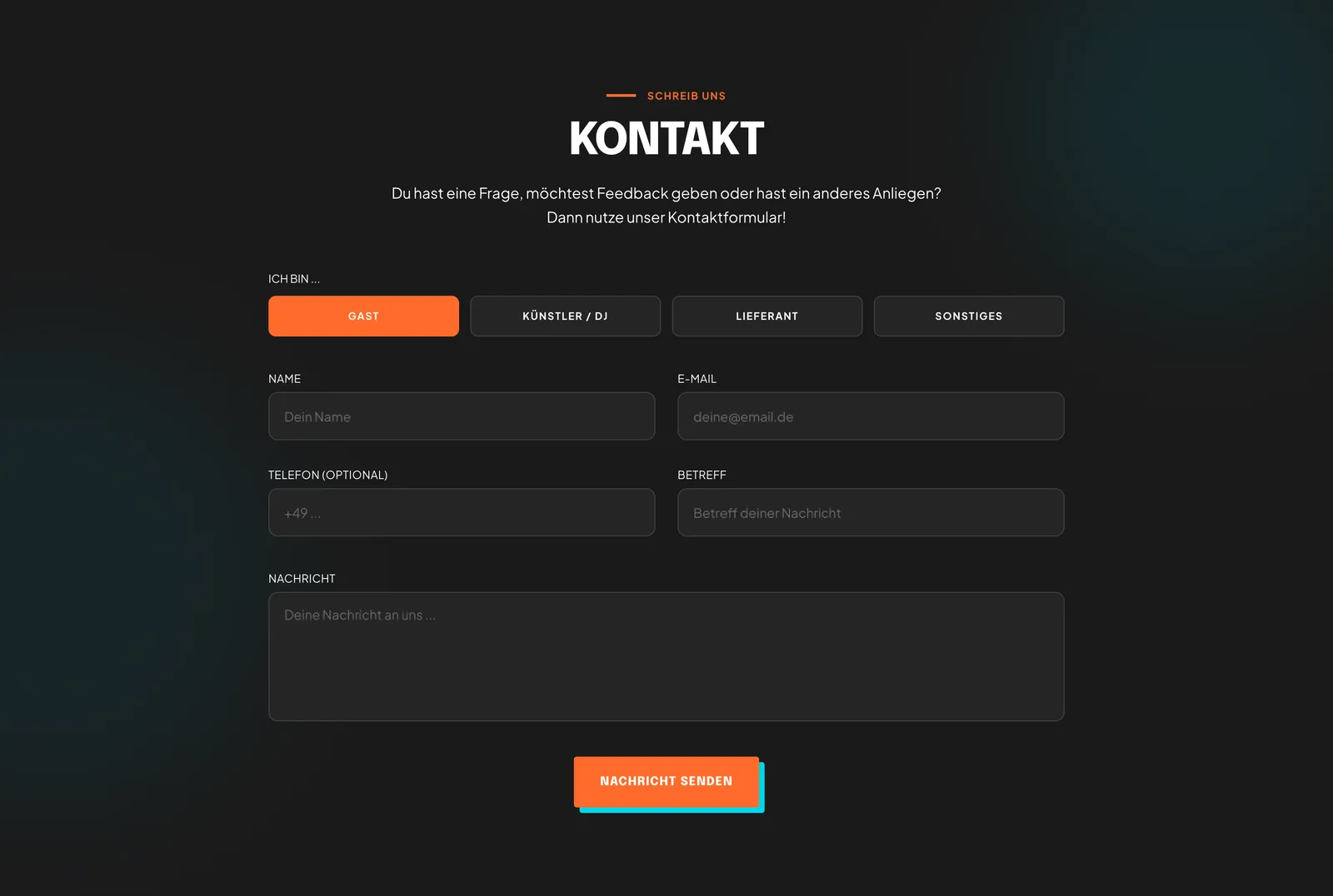 Kontaktformular auf dunklem Grund mit der Frage Ich bin und vier Auswahlfeldern Gast, Künstler oder DJ, Lieferant und Sonstiges, darunter Felder für Name, E-Mail, Telefon, Betreff und Nachricht und ein orangefarbener Button Nachricht senden